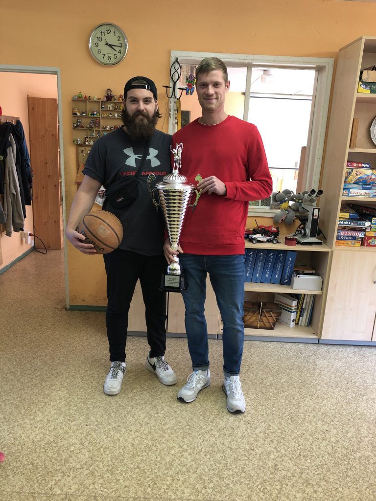 Christian und Max halten einen Pokal hoch, als Sieger vom 03.10.2019